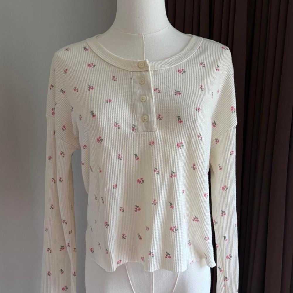 American Eagle Cream Red Floral Waffle Knit Henley Top Long Sleeve Small